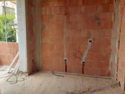 #14605 Terreno edificabile con edificio residenziale in costruzione