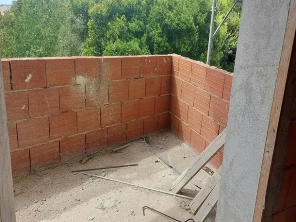 #14605 Terreno edificabile con edificio residenziale in costruzione