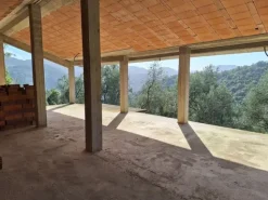 #24776 Terreno edificabile con progetto approvato e con struttura portante e tetto completate