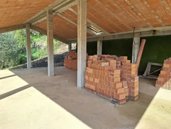 #24776 Terreno edificabile con progetto approvato e con struttura portante e tetto completate
