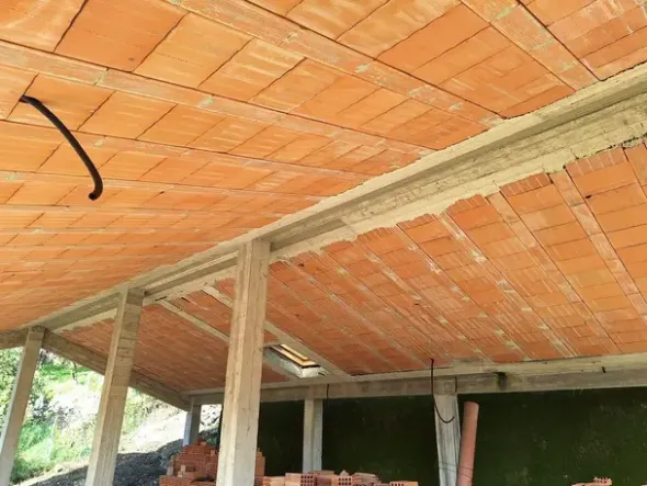 #24776 Terreno edificabile con progetto approvato e con struttura portante e tetto completate