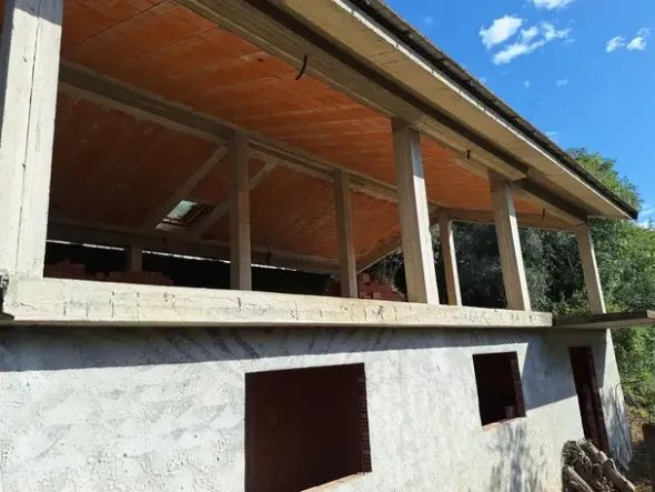 #24776 Terreno edificabile con progetto approvato e con struttura portante e tetto completate