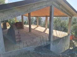 #24776 Terreno edificabile con progetto approvato e con struttura portante e tetto completate