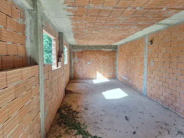 #24776 Terreno edificabile con progetto approvato e con struttura portante e tetto completate