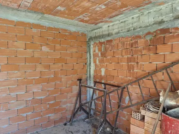 #24776 Terreno edificabile con progetto approvato e con struttura portante e tetto completate