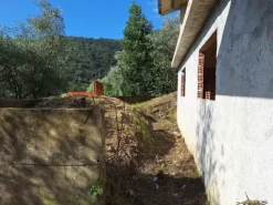 #24776 Terreno edificabile con progetto approvato e con struttura portante e tetto completate