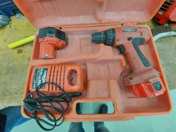 7#5859 Trapano Makita e avvitatore De Walt