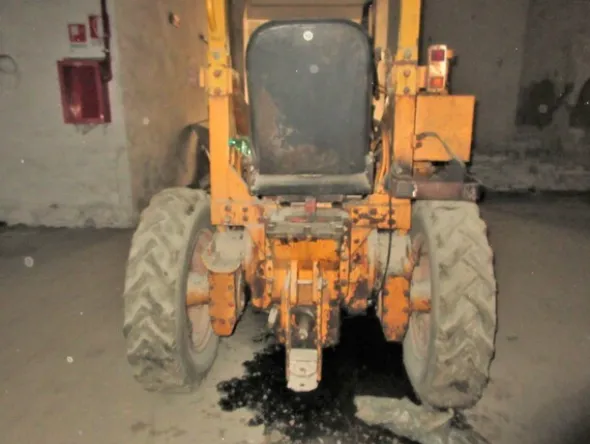 385#7078 Trattore agricolo con pala