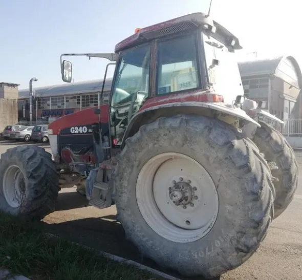 5#3975 Trattore agricolo New Holland G 240