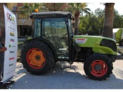 20#3287 Trattore Claas Nexos 240