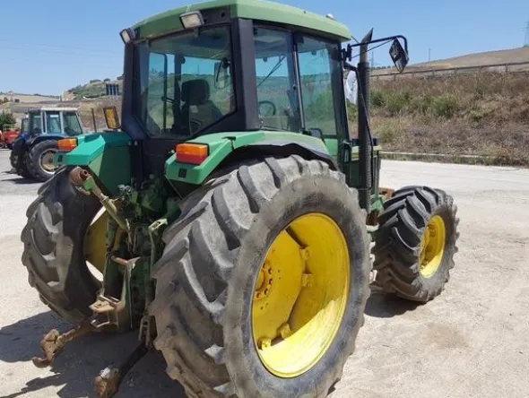 8#3287 Trattore John Deere 6400 AS