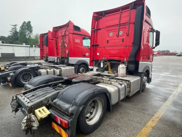4#8302 Trattore stradale Mercedes New Actros 1845