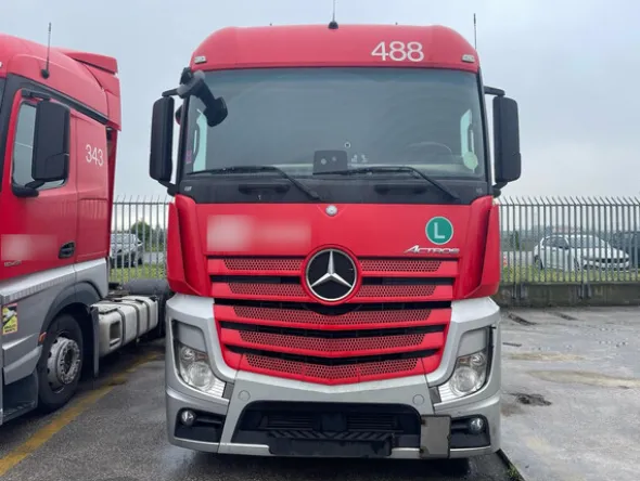 5#8302 Trattore stradale Mercedes New Actros 1845