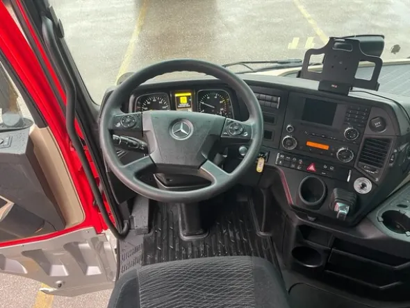 12#8302 Trattore stradale Mercedes New Actros 1845