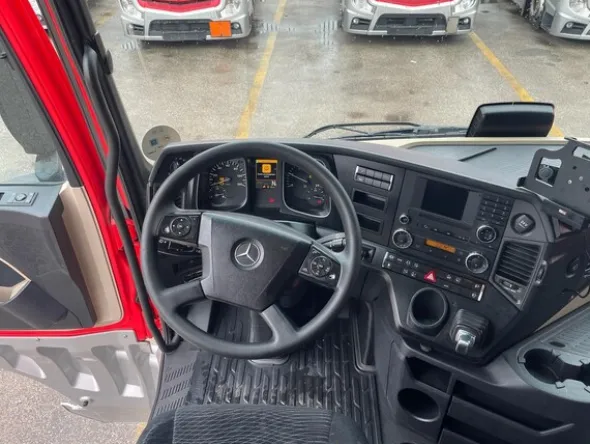 6#8302 Trattore stradale mercedes New Actros 1845