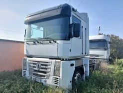 17#7408 Trattore stradale Renault
