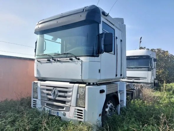 17#7408 Trattore stradale Renault