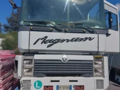 21#7675 Trattore stradale Renault