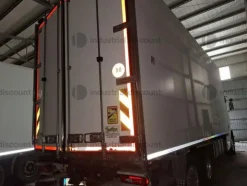 2#9879 Trattore stradale Scania e Semirimorchio isotermico Schmitz
