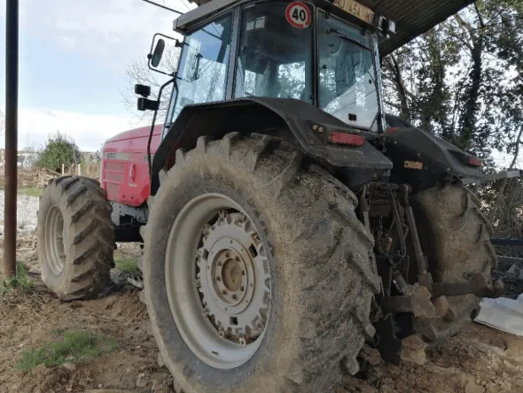 Trattrice gommata Massey Ferguson MF 8160