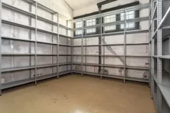 #15083 Tredici locali per ex istituto di credito
