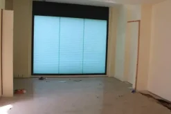 #14893 Tre negozi vicini in edificio polifunzionale