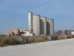 #25205 Tre sili con area pertinenziale