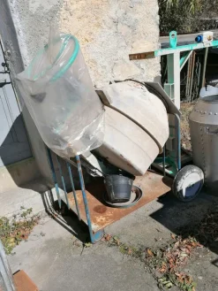 tubo scaricamacerie con tramoggia e betoniera