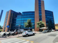 #13427 2 Uffici, 2 Negozi, 1 Autorimessa e 1 posto auto