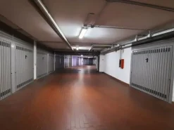 #13427 2 Uffici, 2 Negozi, 1 Autorimessa e 1 posto auto