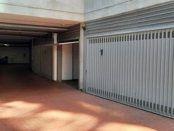 #13427 2 Uffici, 2 Negozi, 1 Autorimessa e 1 posto auto