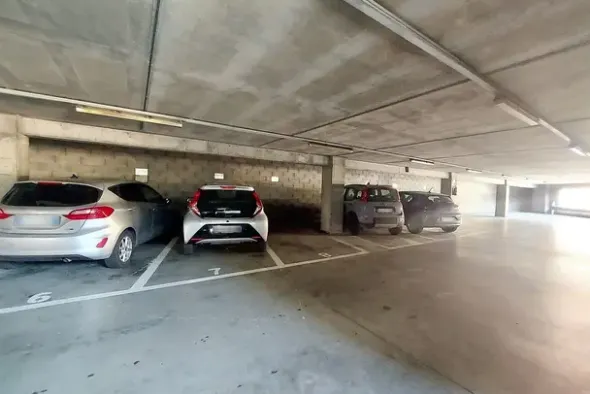 #24215 Ufficio al piano ottavo e sedici posti auto
