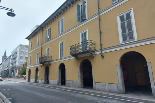 #18704 Ufficio al piano secondo con ampia autorimessa