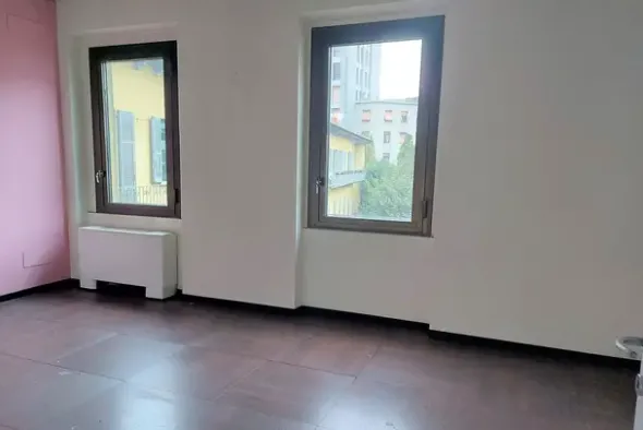 #18704 Ufficio al piano secondo con ampia autorimessa
