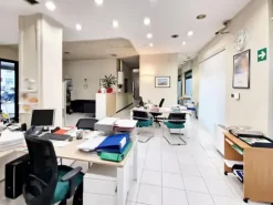 #22999 Ufficio al piano terra con archivio al seminterrato a reddito garantito