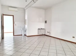 #23907 Ufficio al piano terra con cantina in complesso condominiale