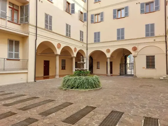 #19101 Ufficio al piano terra in complesso residenziale