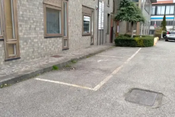 #2536087 Ufficio al primo piano con parcheggio e ripostiglio