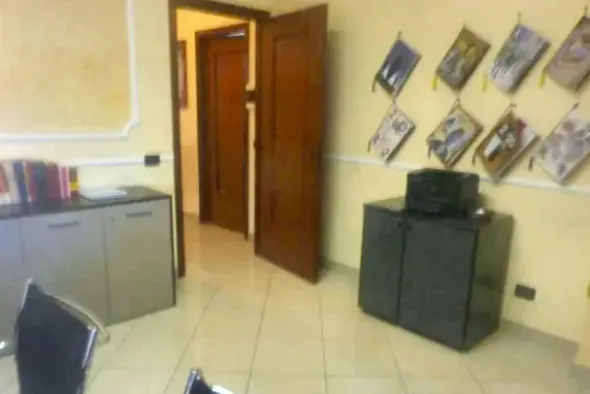 #25220 Ufficio con balconi in edificio condominiale