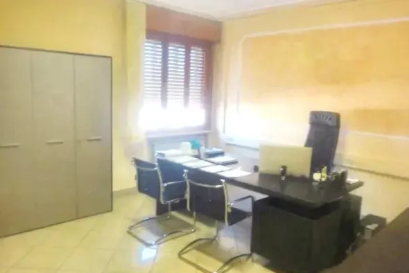 #25220 Ufficio con balconi in edificio condominiale