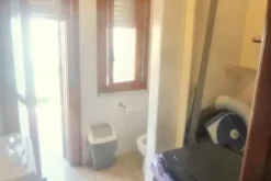 #25220 Ufficio con balconi in edificio condominiale