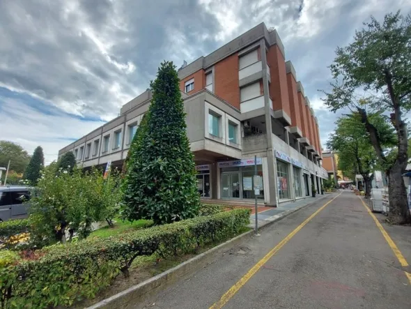 #14611 Ufficio con cantina e garage doppio