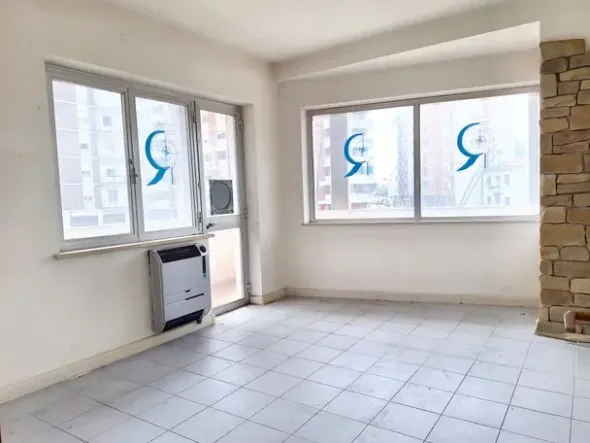 #23833 Ufficio con cantina e posto auto in edificio residenziale