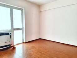 #23833 Ufficio con cantina e posto auto in edificio residenziale
