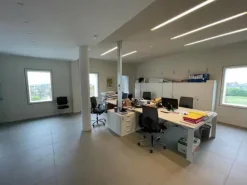 #15433 Ufficio con due autorimesse a reddito