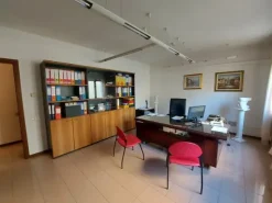 #15172 Ufficio con due posti auto e deposito