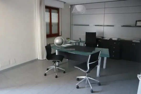 #2297 Ufficio con garage e area esterna. Lotto unico