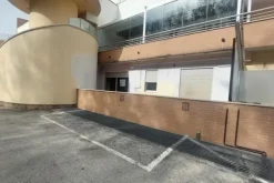 #24694 Ufficio con garage e posto auto coperto
