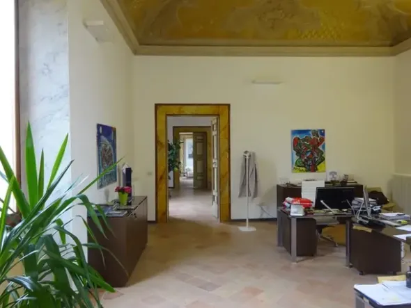 #7588 Ufficio con garage in palazzo storico