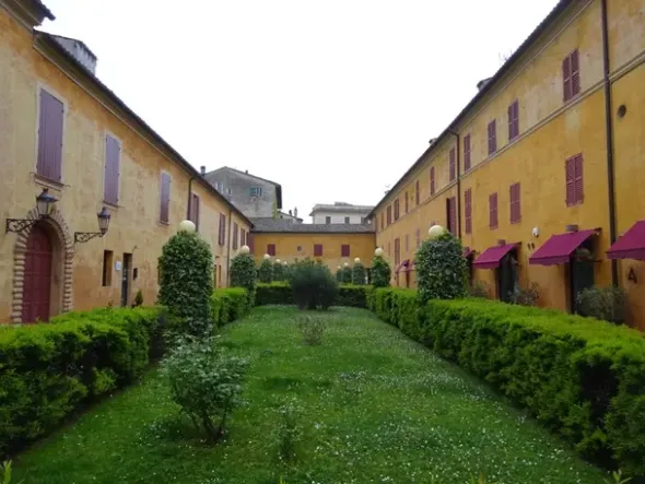 #7588 Ufficio con garage in palazzo storico